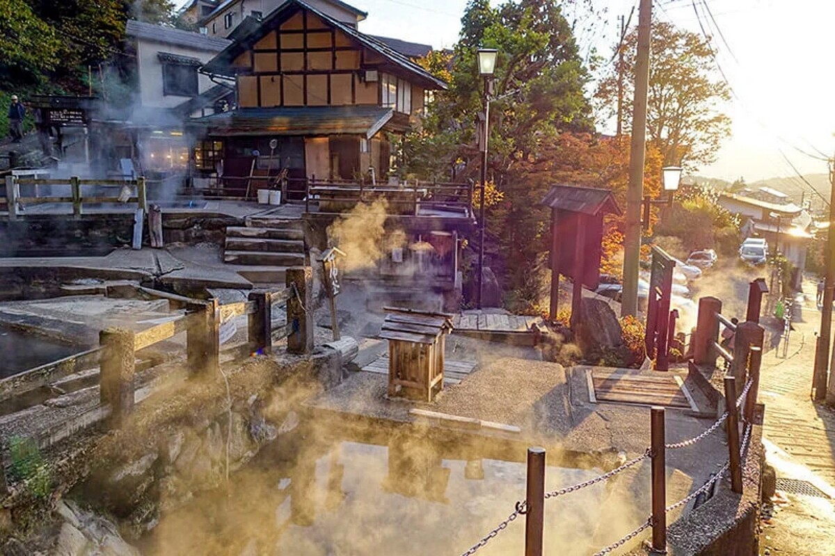 野澤溫泉村擁有30多個溫泉，能產生高達100度的蒸汽。