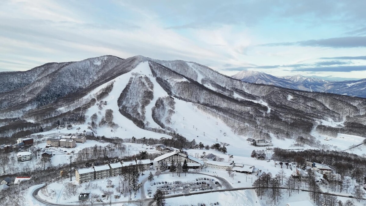 「斑尾高原滑雪場」位於長野縣與新潟縣交界處的斑尾高原地區。