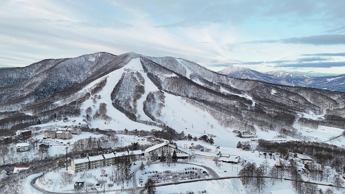 「斑尾高原滑雪場」位於長野縣與新潟縣交界處的斑尾高原地區。