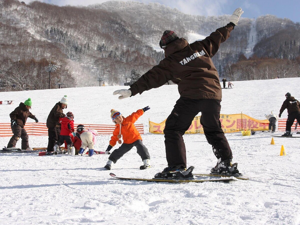 除了附設了兒童樂園、托兒所，也有兒童滑雪專區。