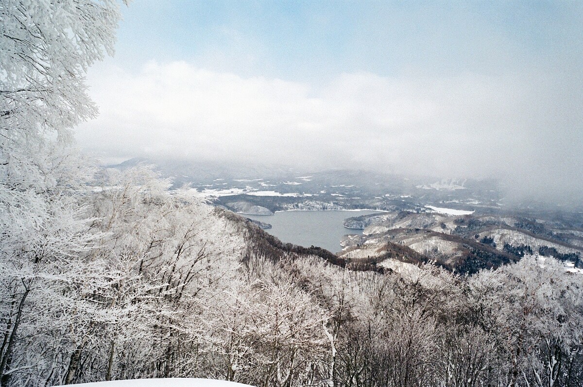 搭乘纜車到至高處能一覽野尻湖美景。