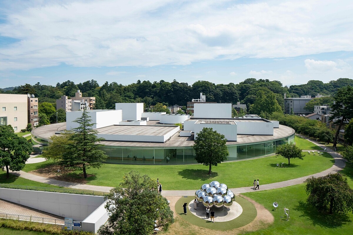 日本建築家妹島和世、西澤立衛所屬的「SANAA 建築事務所」設計的「金澤21世紀美術館」。