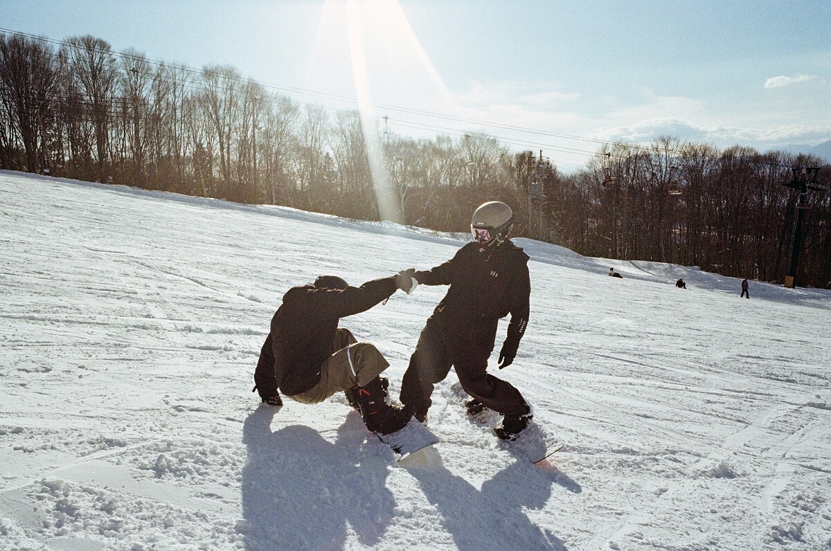 DBC致力於提供頂級的滑雪服務，並有專業教練隨行指導。