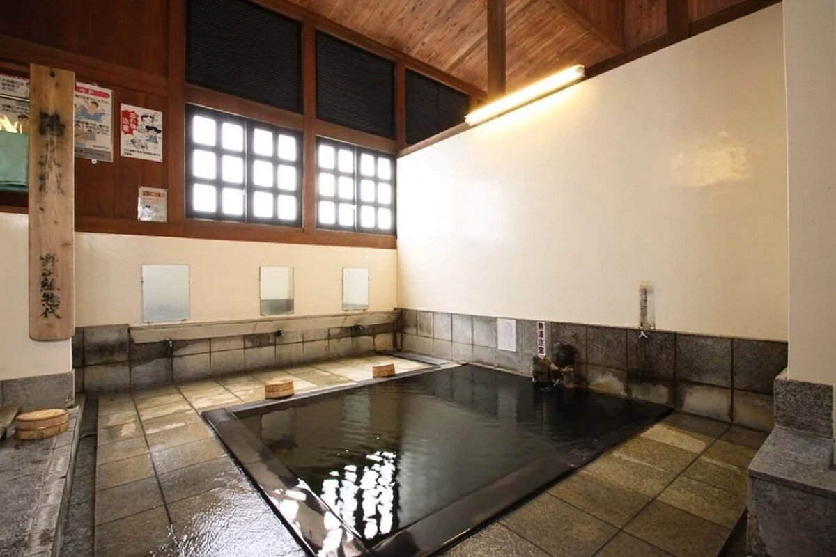 河原湯，泉水含有石膏、鹽和硫磺泉，能滋養肌膚。