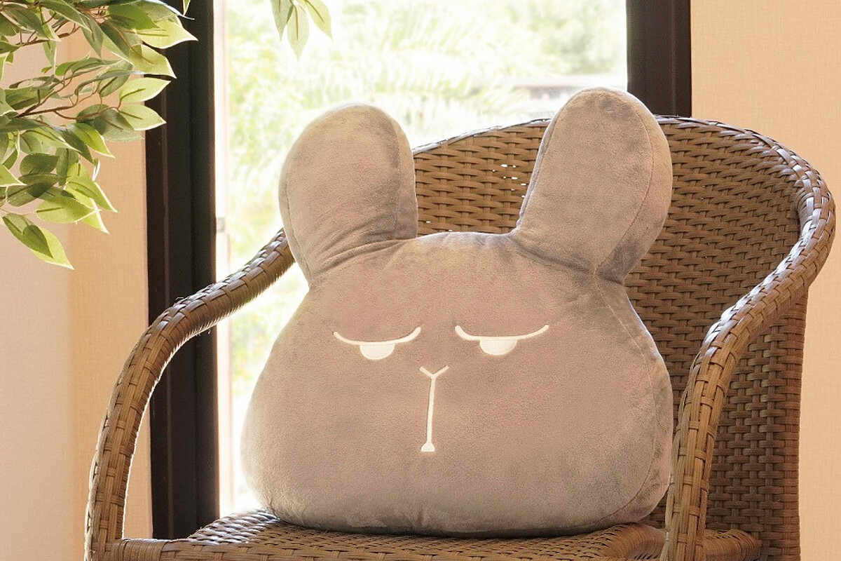 讓上班族心有戚戚焉的人氣IP「星期一的布魯斯」化身呆萌靠枕，超無奈的搞笑表情讓人會心一笑！