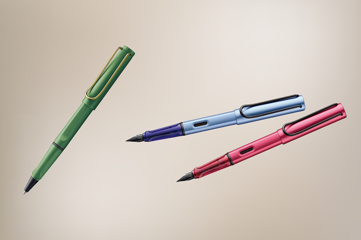 LAMY Safari狩獵者系列筆款2024復古綠（左）、LAMY AL-star恆星系列筆款2024冰霜藍及火紅色（右）。