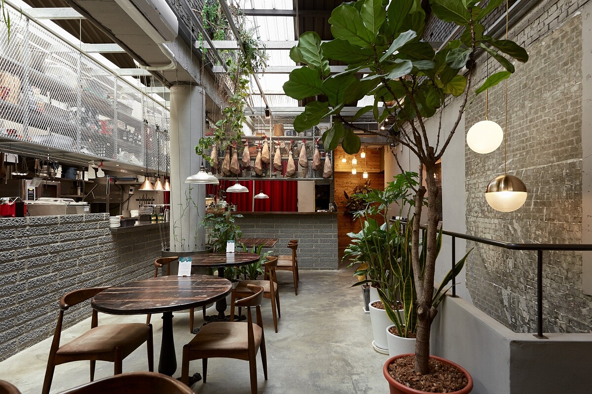 台北約會熱點「BeApe 法國傳統餐酒館」,位於中山區隱蔽的小巷中。