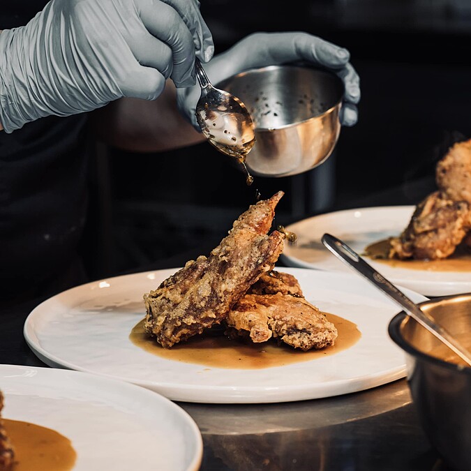 將里昂傳統 Bouchon 與巴黎摩登的 Bistro 相結合成獨具魅力的「Bouchon X Bistro」風格。