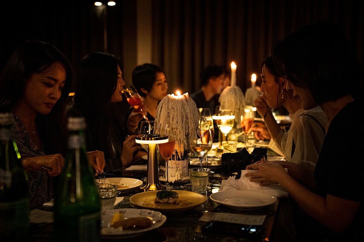 夜晚則透過光線安排，增添不少異國情調。