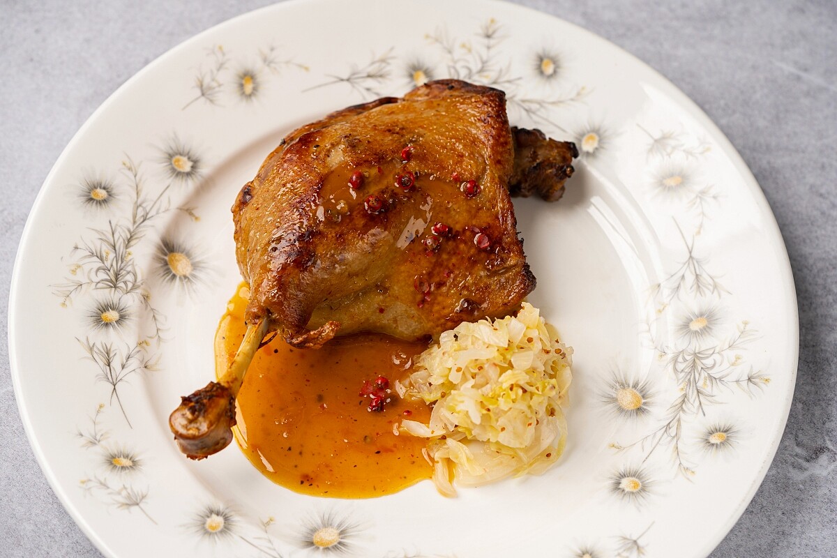 BeApe 經典主菜「橙汁鴨腿」。