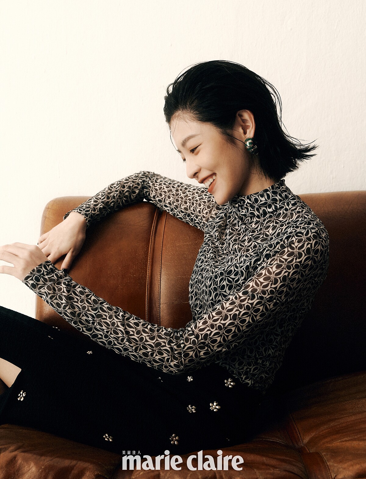 透膚貼身上衣，Maje；黑色小花針織開岔長裙，Sandro；綠條紋圓圈耳環，Ferragamo。