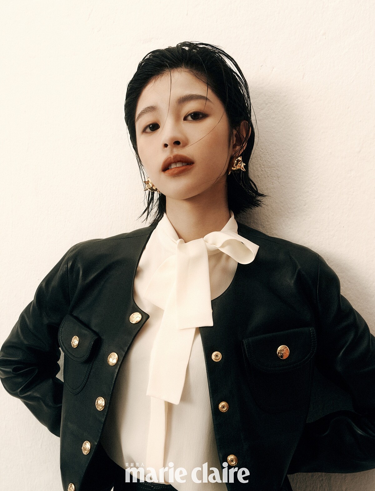 黑色柔軟羊皮革衣領外套、象牙色蝴蝶結襯衫、黑色柔軟羊皮革短裙，all by Celine by Hedi Slimane；金色造型耳環，Ferragamo。