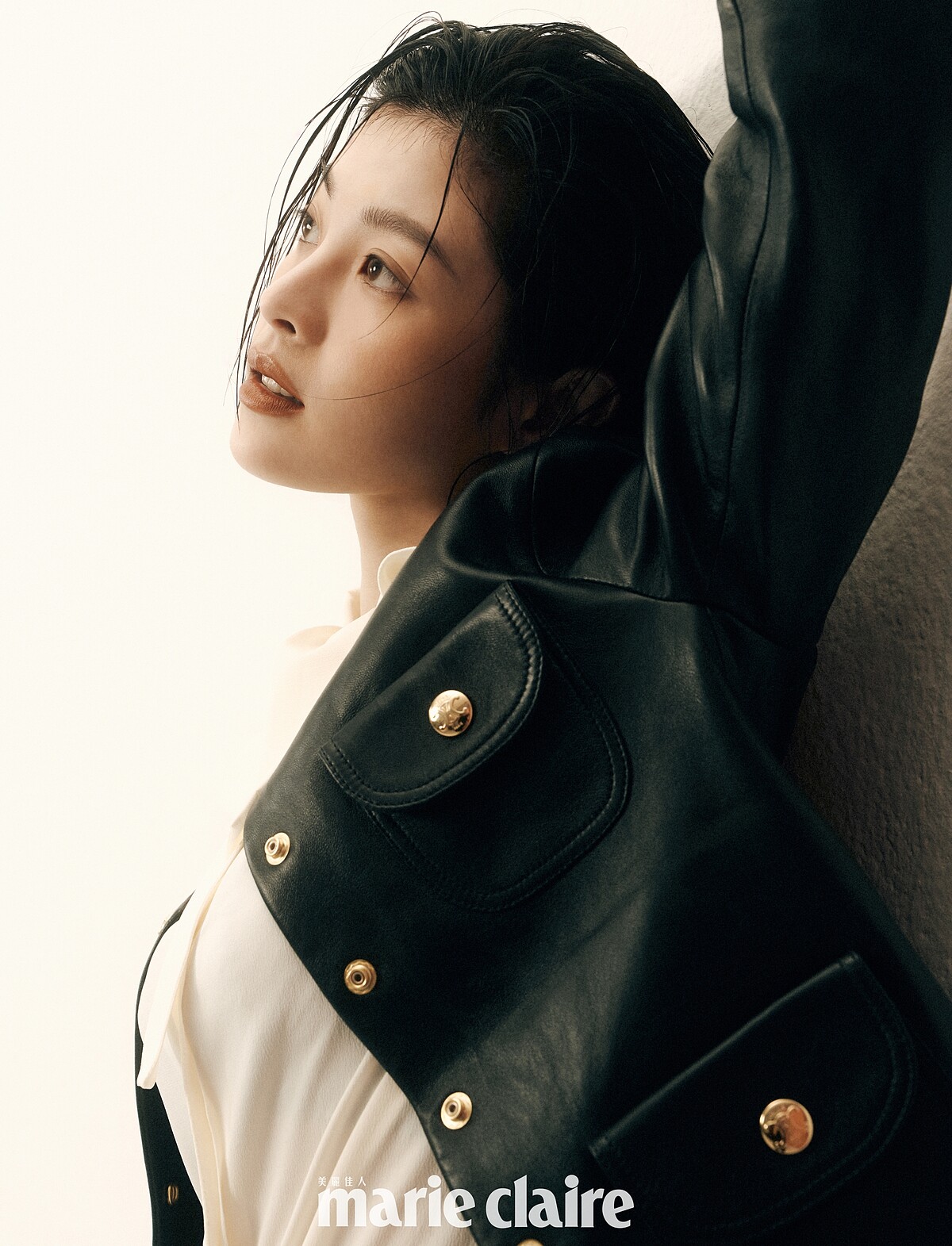 黑色柔軟羊皮革衣領外套、象牙色蝴蝶結襯衫、黑色柔軟羊皮革短裙，all by Celine by Hedi Slimane；金色造型耳環，Ferragamo。