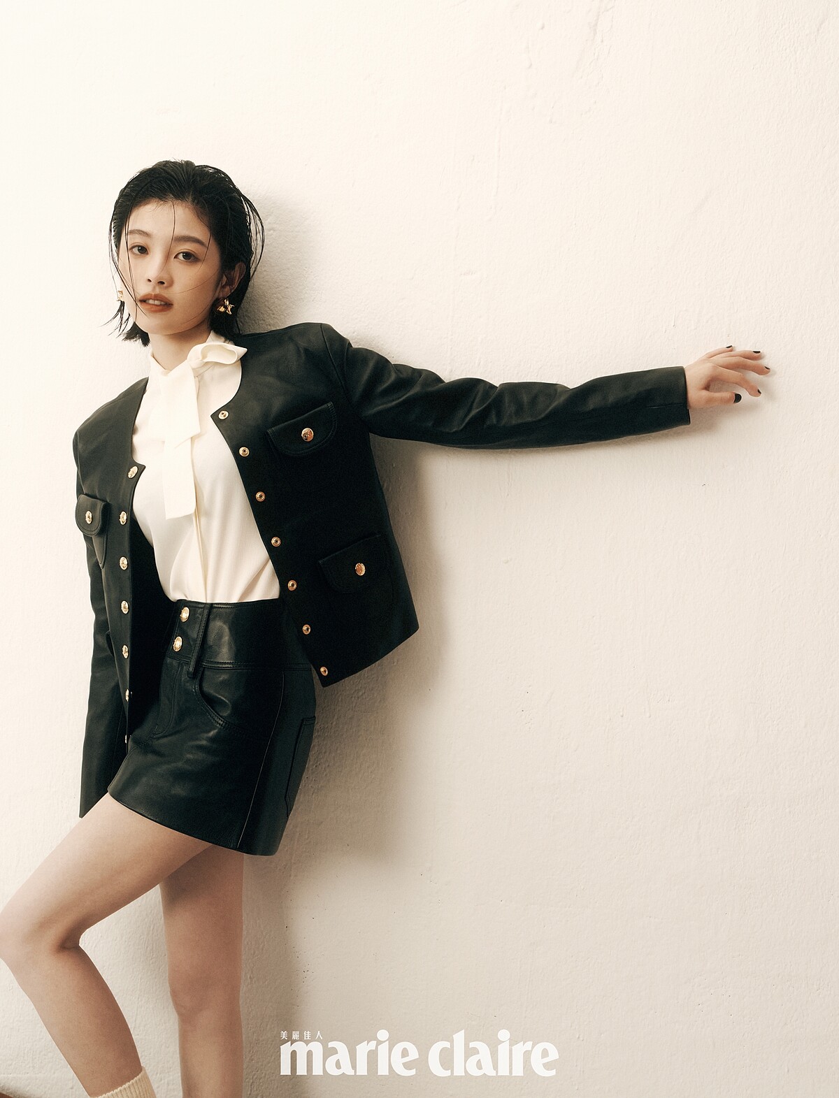 黑色柔軟羊皮革衣領外套、象牙色蝴蝶結襯衫、黑色柔軟羊皮革短裙，all by Celine by Hedi Slimane；金色造型耳環，Ferragamo。