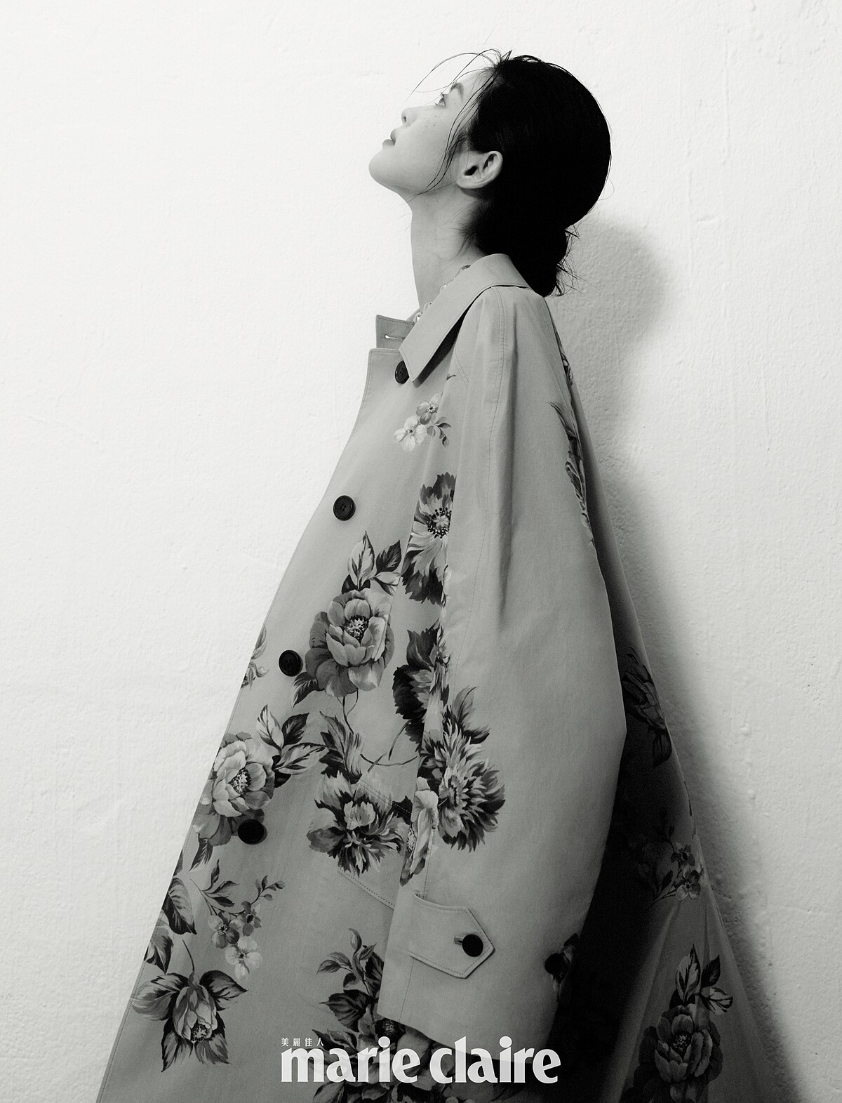 灰色花卉大衣，Prada；金色造型串接項鍊，Ferragamo。