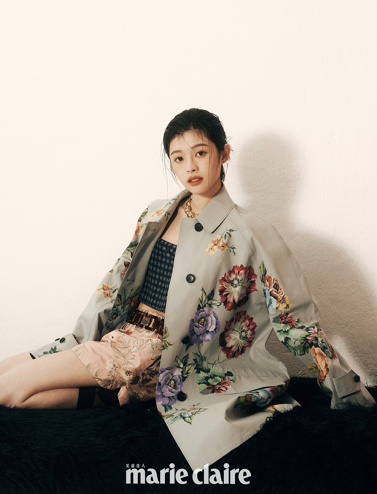 灰色花卉大衣、棉質格紋長襪、涼鞋，all by Prada；金色造型串接項鍊，Ferragamo。