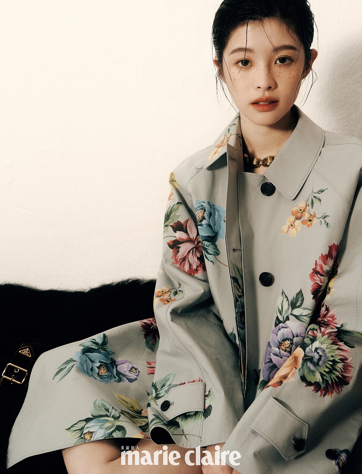 灰色花卉大衣、棉質格紋長襪、涼鞋，all by Prada；金色造型串接項鍊，Ferragamo。