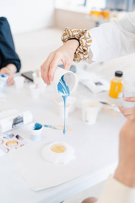 將調入顏料後的材料倒入模具