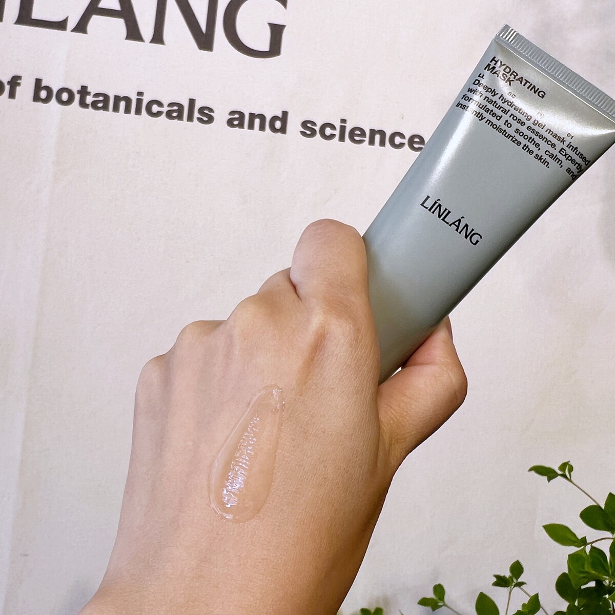 LINLANG大馬士革玫瑰保濕面膜質地示意。