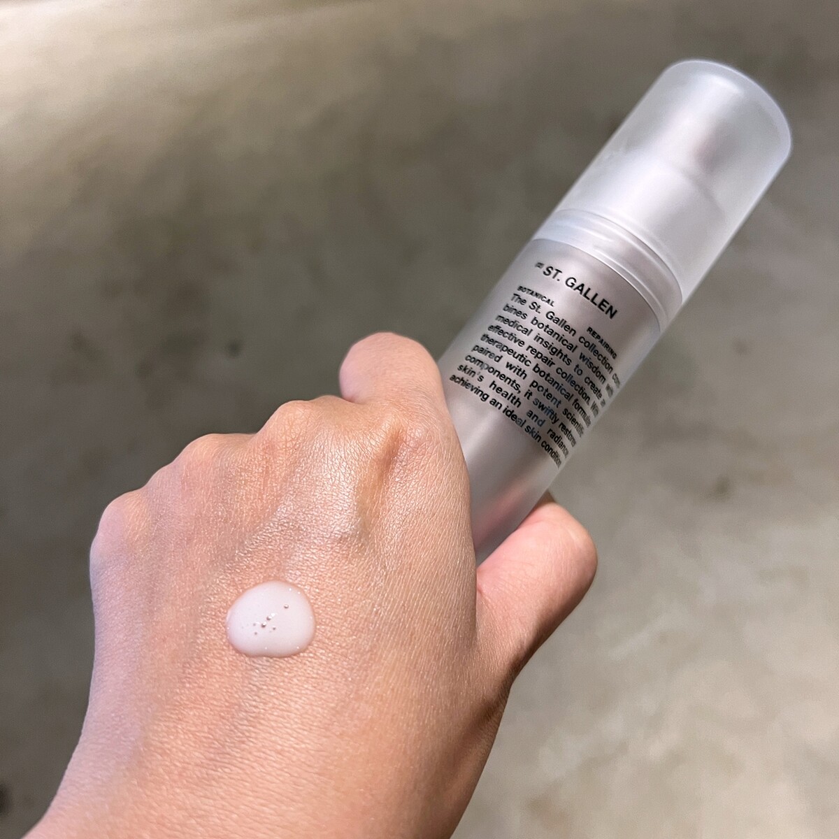 LINLANG全效修護精華質地示意。)