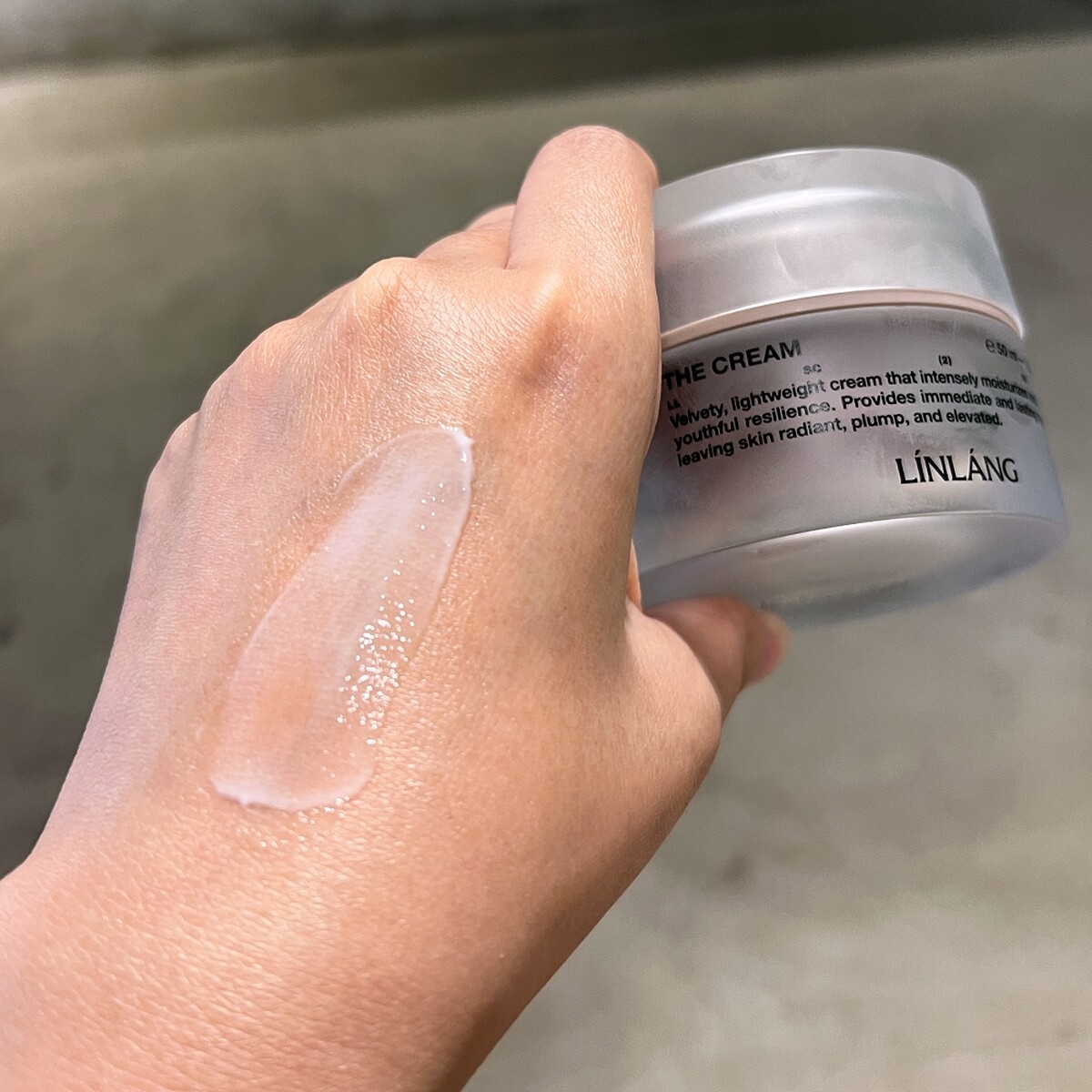 LINLANG全效修護霜質地示意。