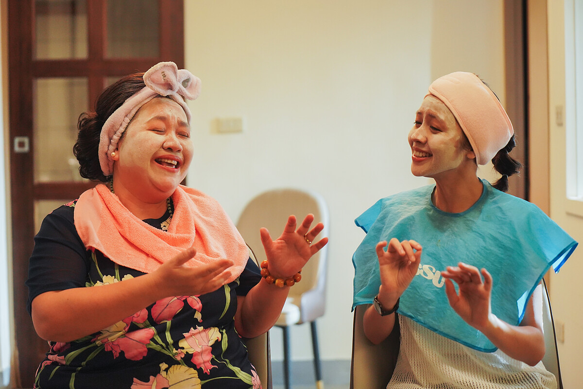 小鷗教戰如何當好媳婦，還帶彩香一起去挽面。