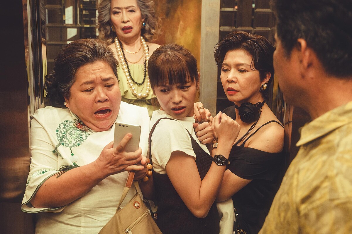 搭電梯要去吃飯時，發出的嗶嗶聲讓眾人很尷尬。