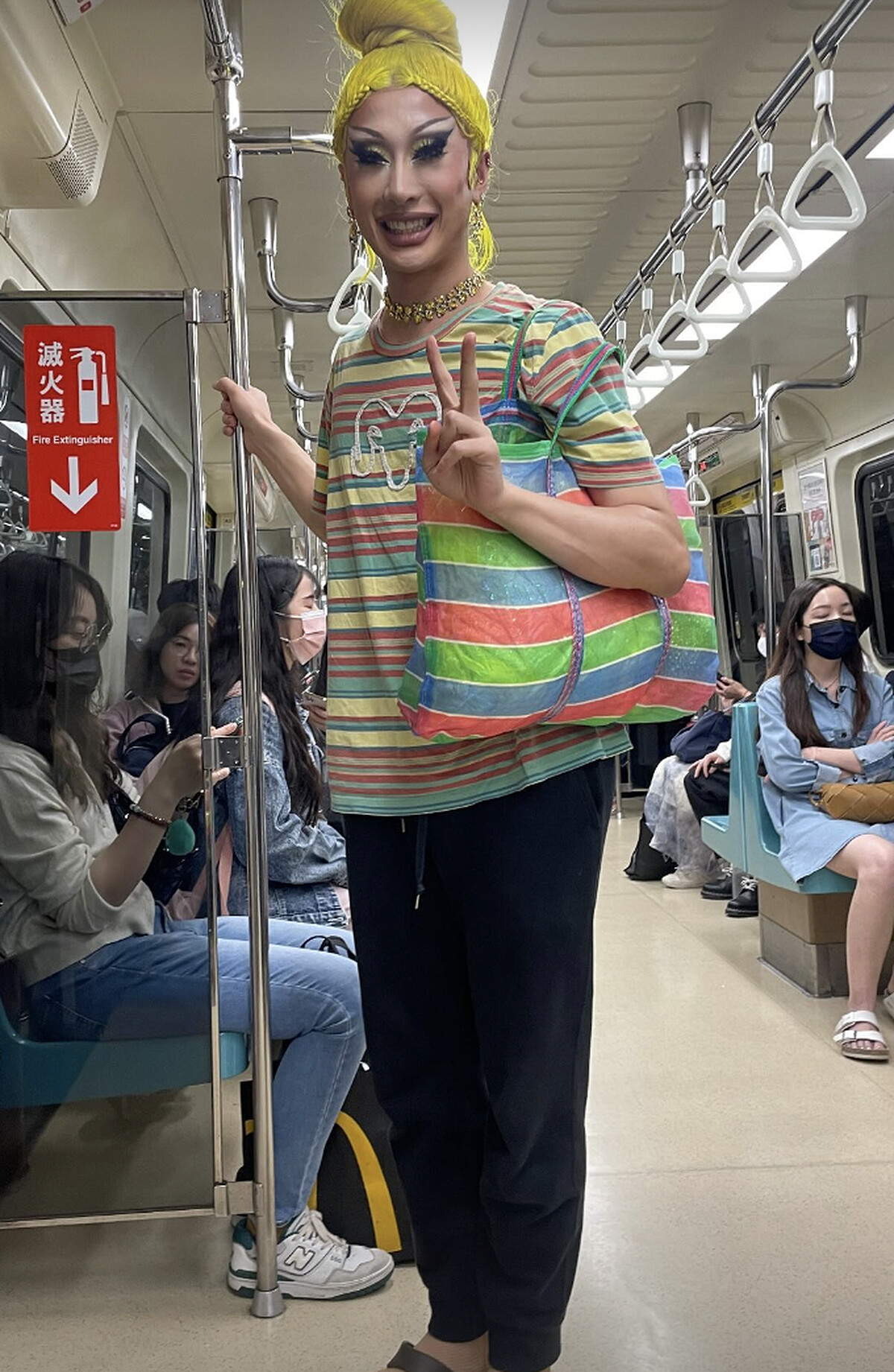 妮妃雅總統府表演在結束後,背著茄芷袋坐捷運