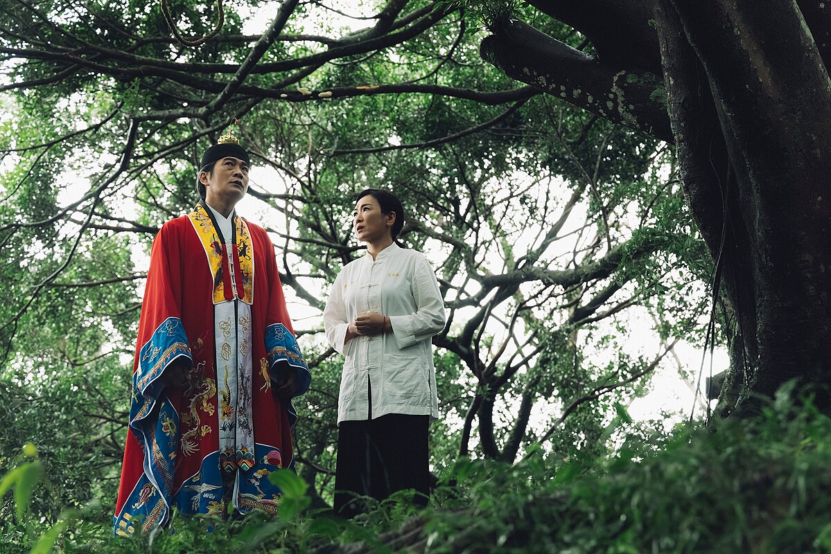 姚黛瑋（右）在《幸福房屋事件簿》替過世的丈夫經營家裡的宮廟，有幾場戲要跟隨道長去荒郊野外驅邪。