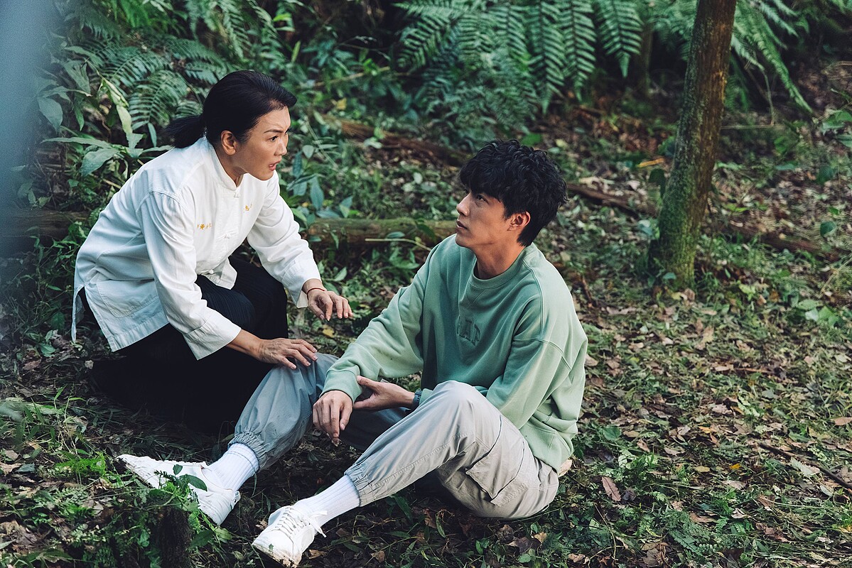 《幸福房屋事件簿》姚黛瑋（左）飾演蔡凡熙（右）的媽媽，丈夫過世後，一肩扛起家裡經營的宮廟及照顧兒子的責任。