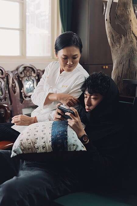 《幸福房屋事件簿》姚黛瑋穿道袍飾演男主角蔡凡熙的「住持媽媽」，念兒子如念經，希望有通靈能力的兒子接下家業當道長。