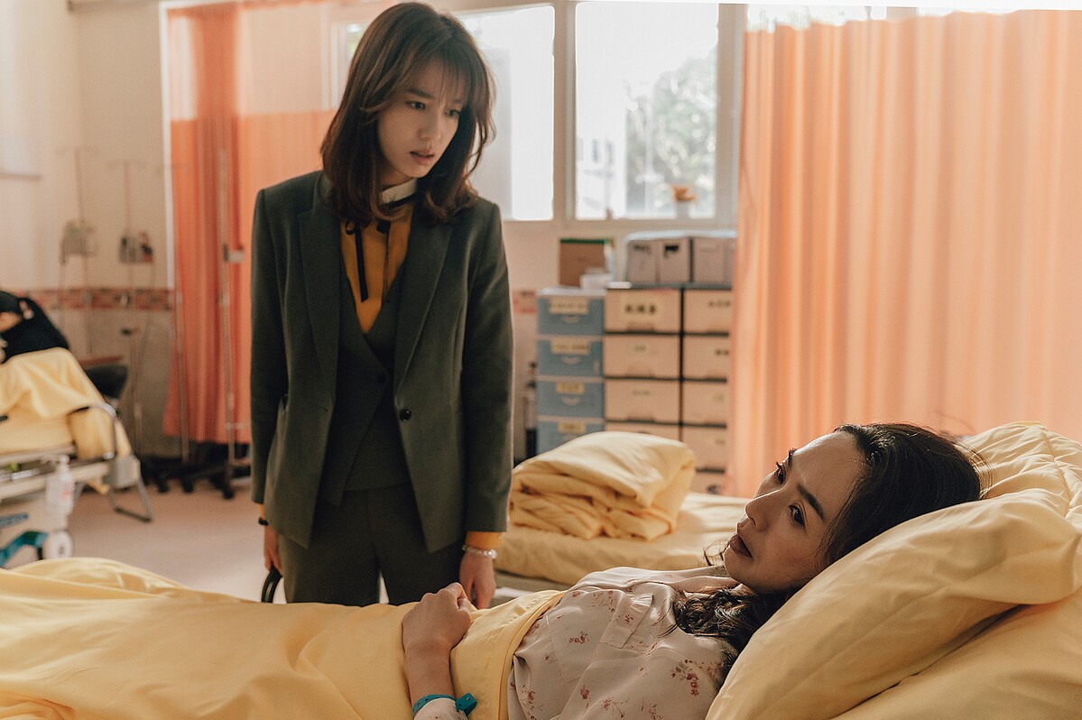 《幸福房屋事件簿》姚資深名模王靜瑩（右）扮演陳庭妮（左）的「老公主媽媽」，堪稱地表最強麻煩製造者，甚至自己弄到受傷進醫院。.