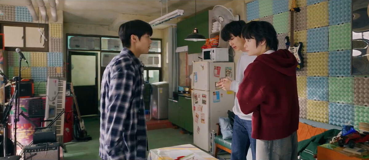 情敵不共戴天的善宰(右二)大成(右一)，漸漸變為戰友