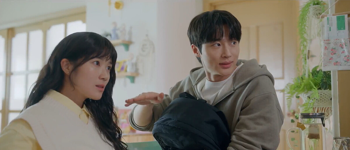 任率發現任錦和賢珠偷偷交往，還管她不能和善宰在一起氣到冒火，善宰拼命搧風讓任率息怒