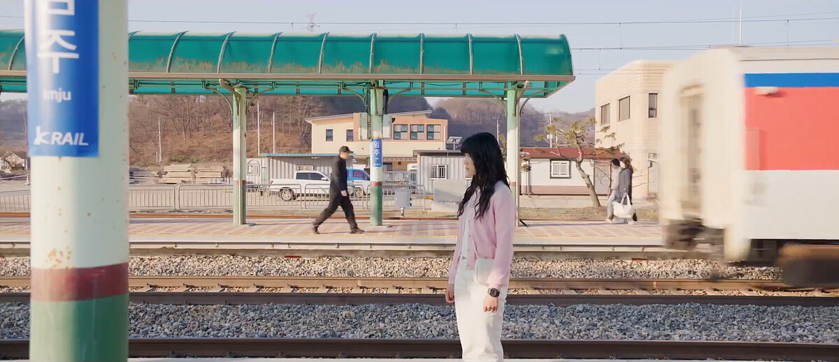 任率再度和殺人犯金永洙(中間黑衣人)狹路相逢