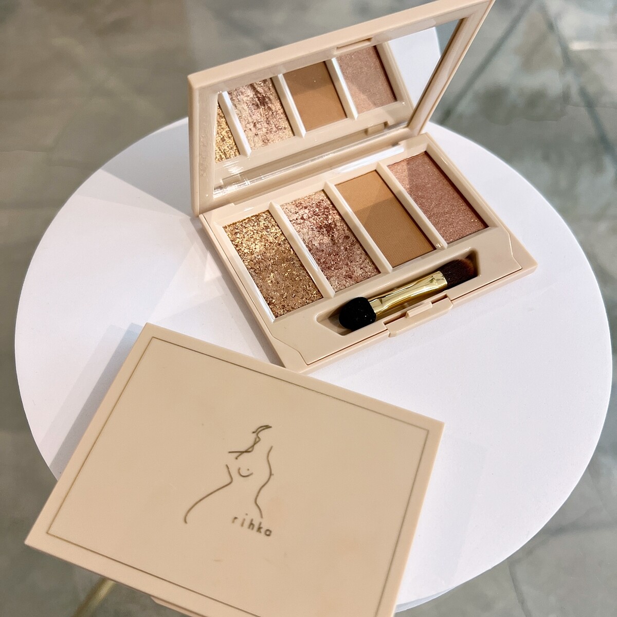 rihka feelings palette眼影盤,NT2,200(含眼影空盤)