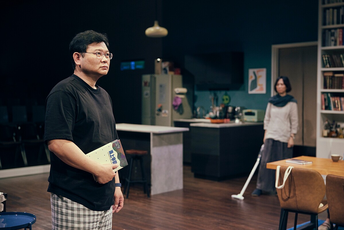 《婚內失戀》吳世偉二度演出舞台劇，飾演對婚姻失去熱情的中年男子。