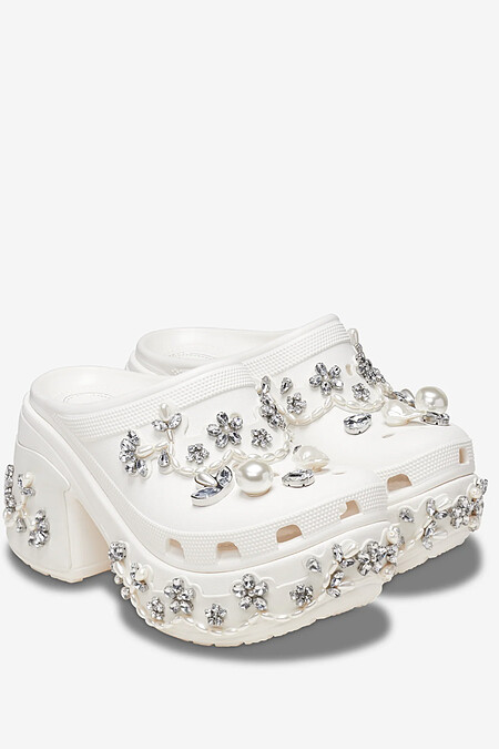 Simone Rocha x Crocs聯名系列白色厚底穆勒鞋，NT9,800。