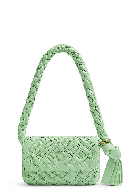 Bottega Veneta 薄荷綠編織皮革肩背包，NT152,500。