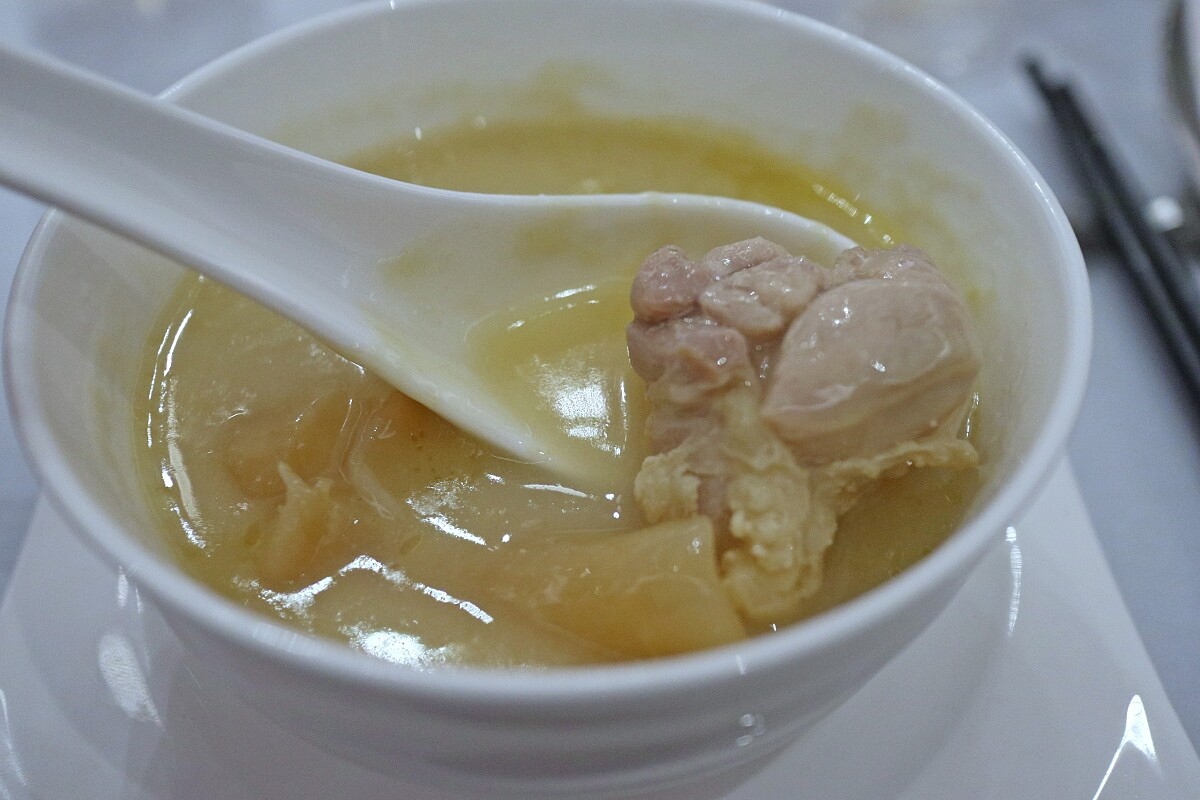 「明火馬爹利花膠筒雞粥」與「馬爹利淬燕」入菜。