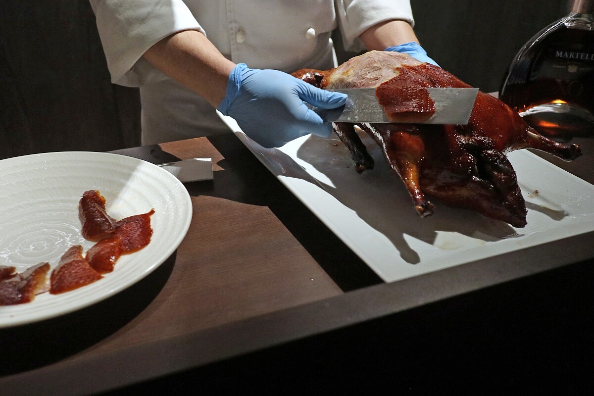 「廣式片皮鴨」。