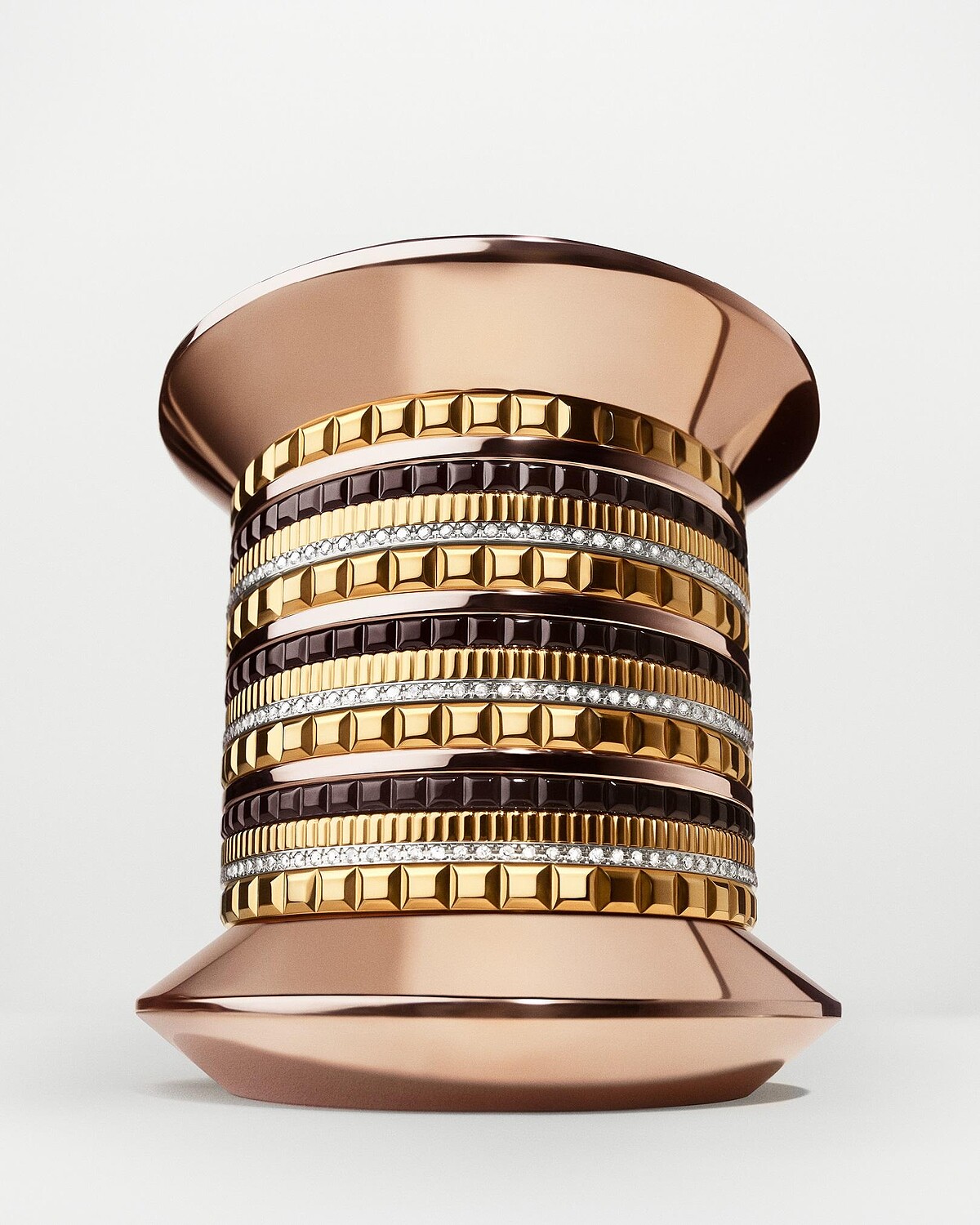 Quatre Classique系列金質線軸手環，18K黃金、玫瑰金和白金、棕色PVD，鑲嵌鑽石