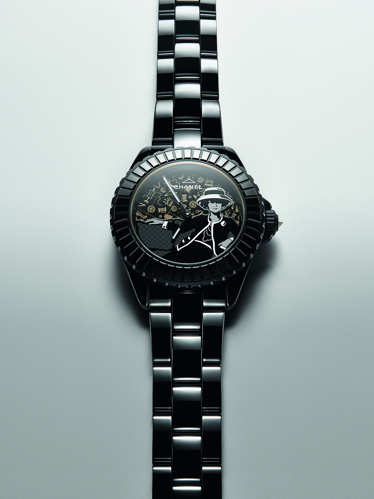 Mademoiselle J12腕錶，黑色抗磨陶瓷及霧面黑色塗層精鋼錶殼，搭載Caliber 12.1自動上鍊機械機芯。