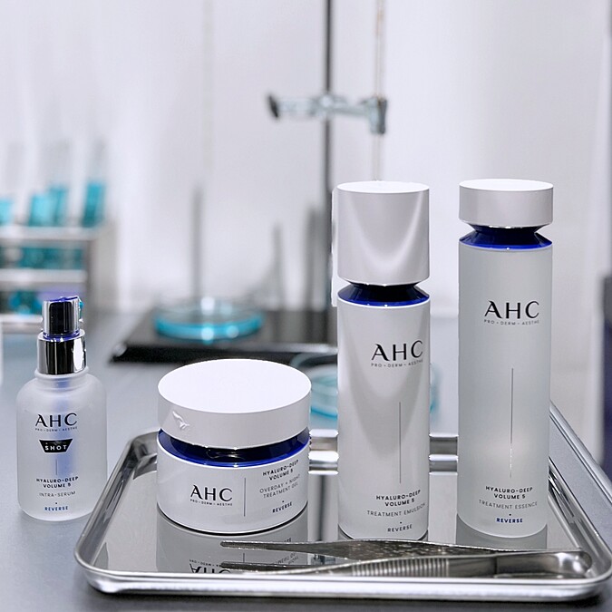 AHC醫美科研系列首波推出「超導水光玻尿酸系列」。