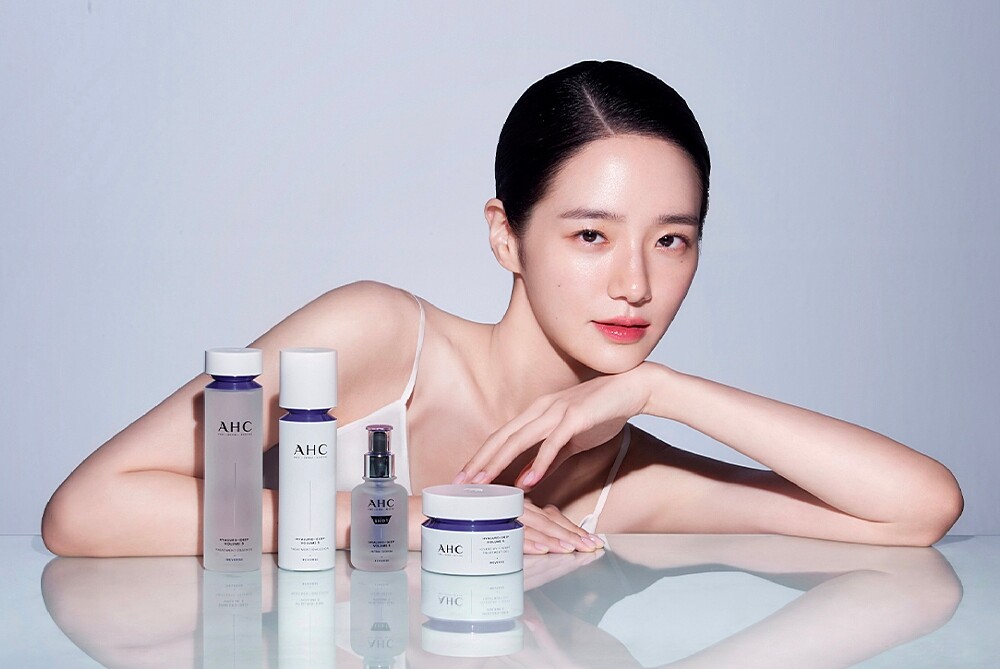 AHC醫美科研系列代言人朴圭瑛與系列產品。