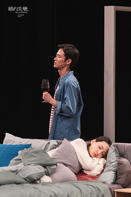 林映唯（右前）在《婚內失戀》和夏騰宏飾演在不同婚姻階段的老婆和老公。