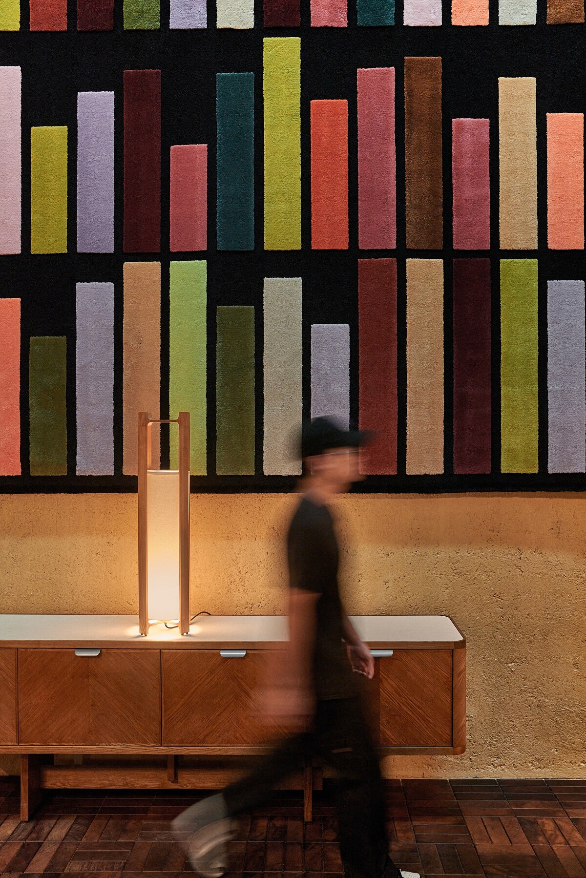 新加坡藝術家 Heman Chong 設計的掛毯。