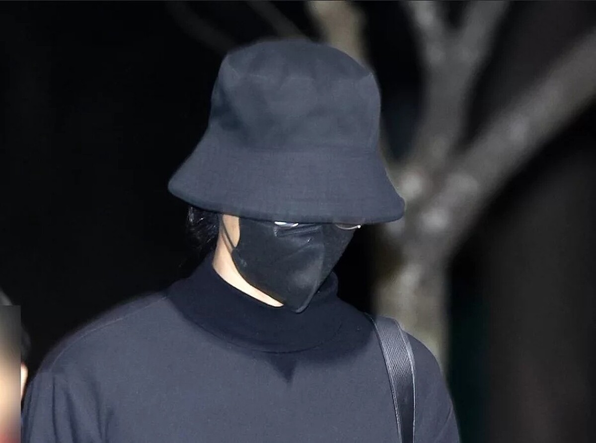 鄭俊英3月出獄全身黑