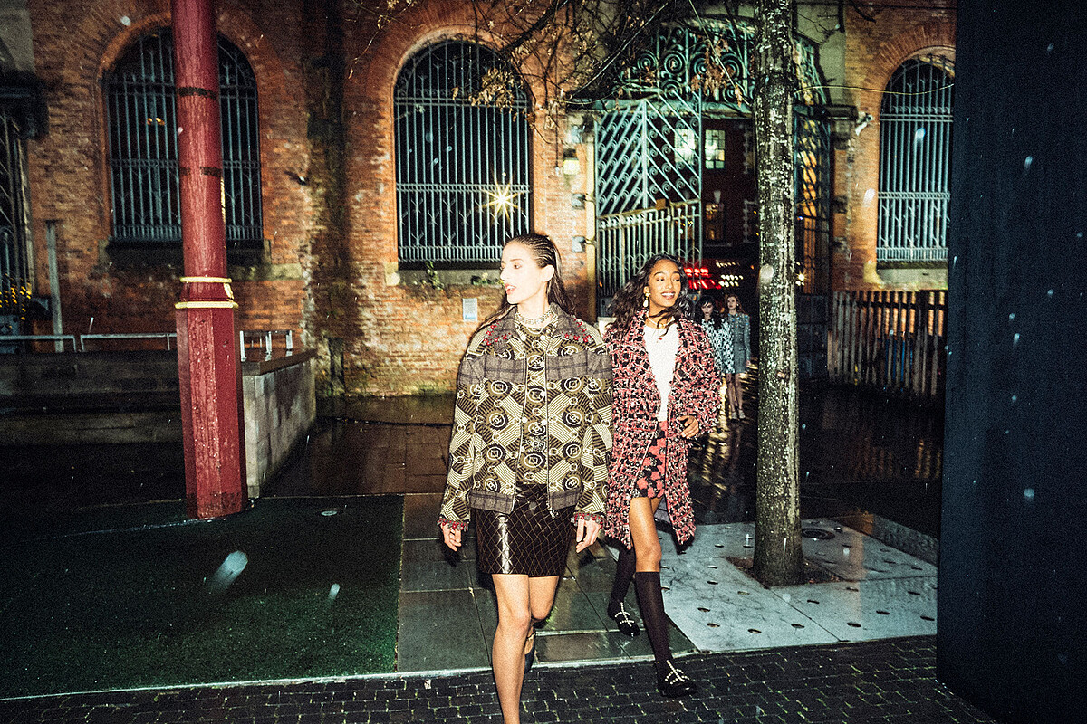 2023年12月7日，當夜幕降臨，模特兒走向曼徹斯特街頭，進行 M&eacute;tiers d'art 服裝秀壓軸。香奈兒藝術總監 Virginie Viard 認為，音樂是「推動創作」的主要靈感。