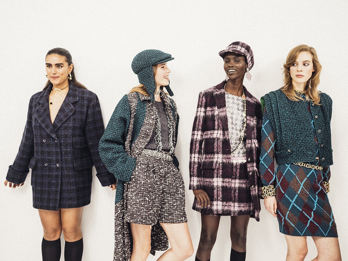 服裝秀後台，花呢布料顯得尊貴無比，帶有濃厚六十年代風情。